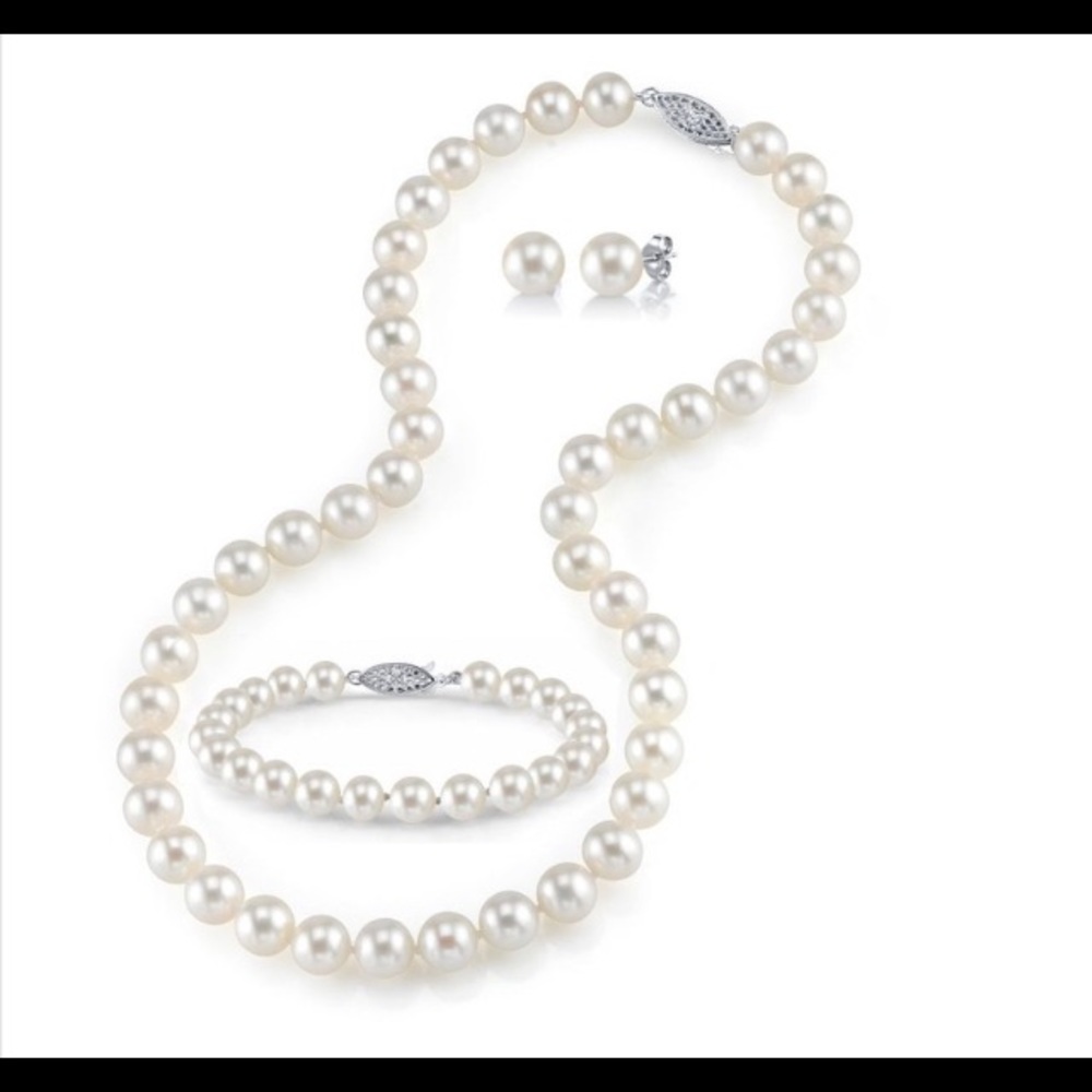 Freshwater cultured pearl set including Bracelet, necklace and earrings.